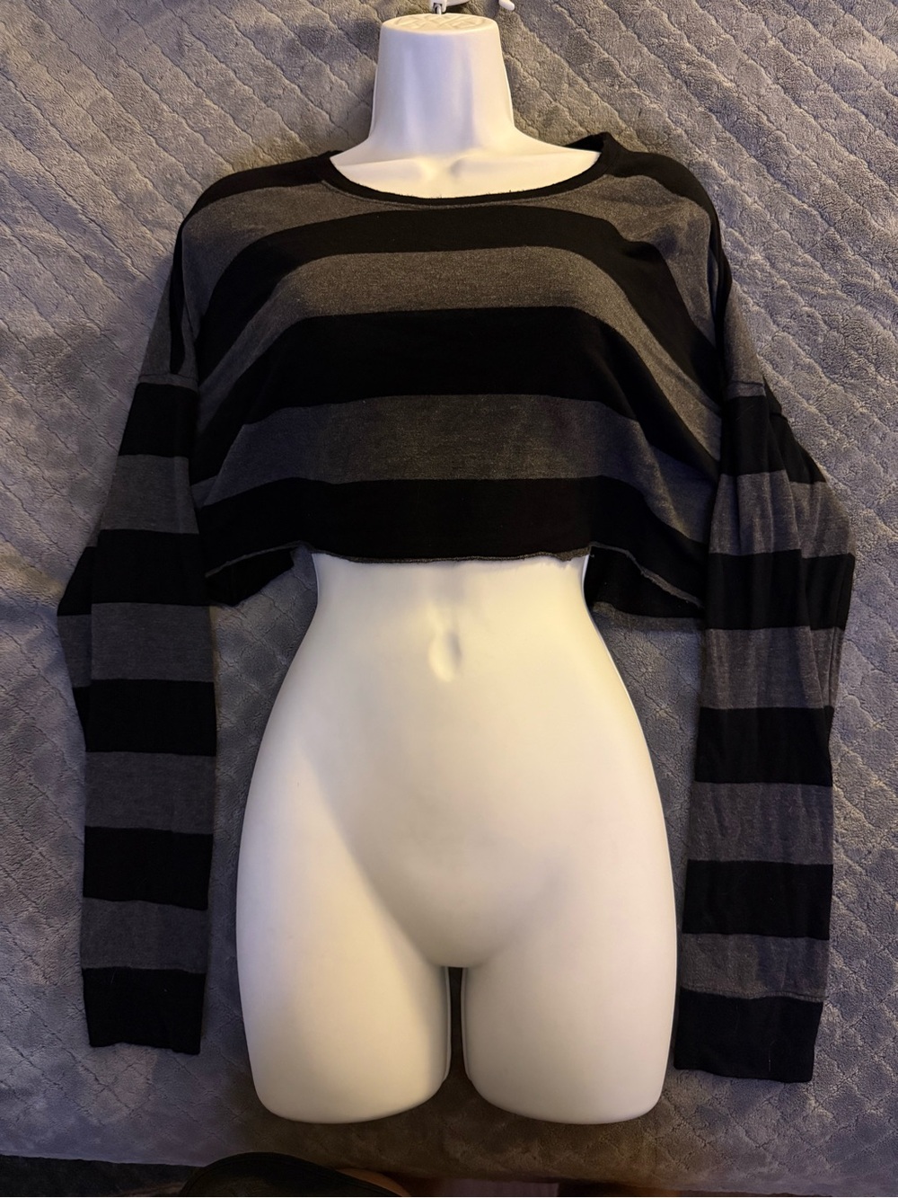 Kensie Black & Gray Striped Cropped Sweater Top